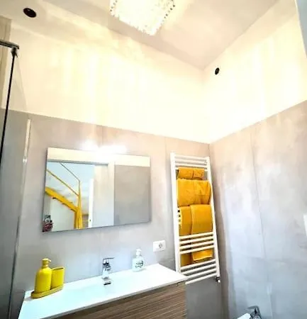 Апартаменты Yellow House Downtown