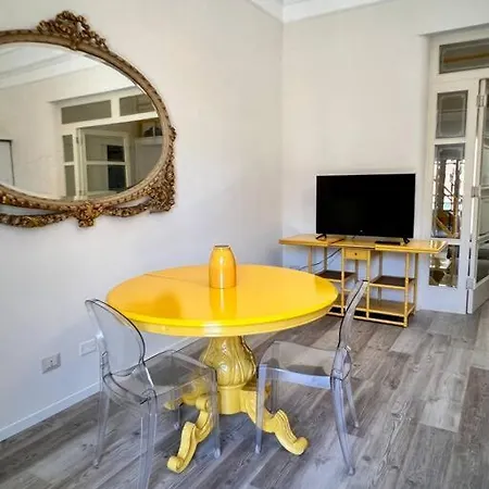 Yellow House Downtown Катания