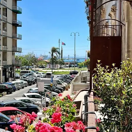Yellow House Downtown Апартаменты Катания